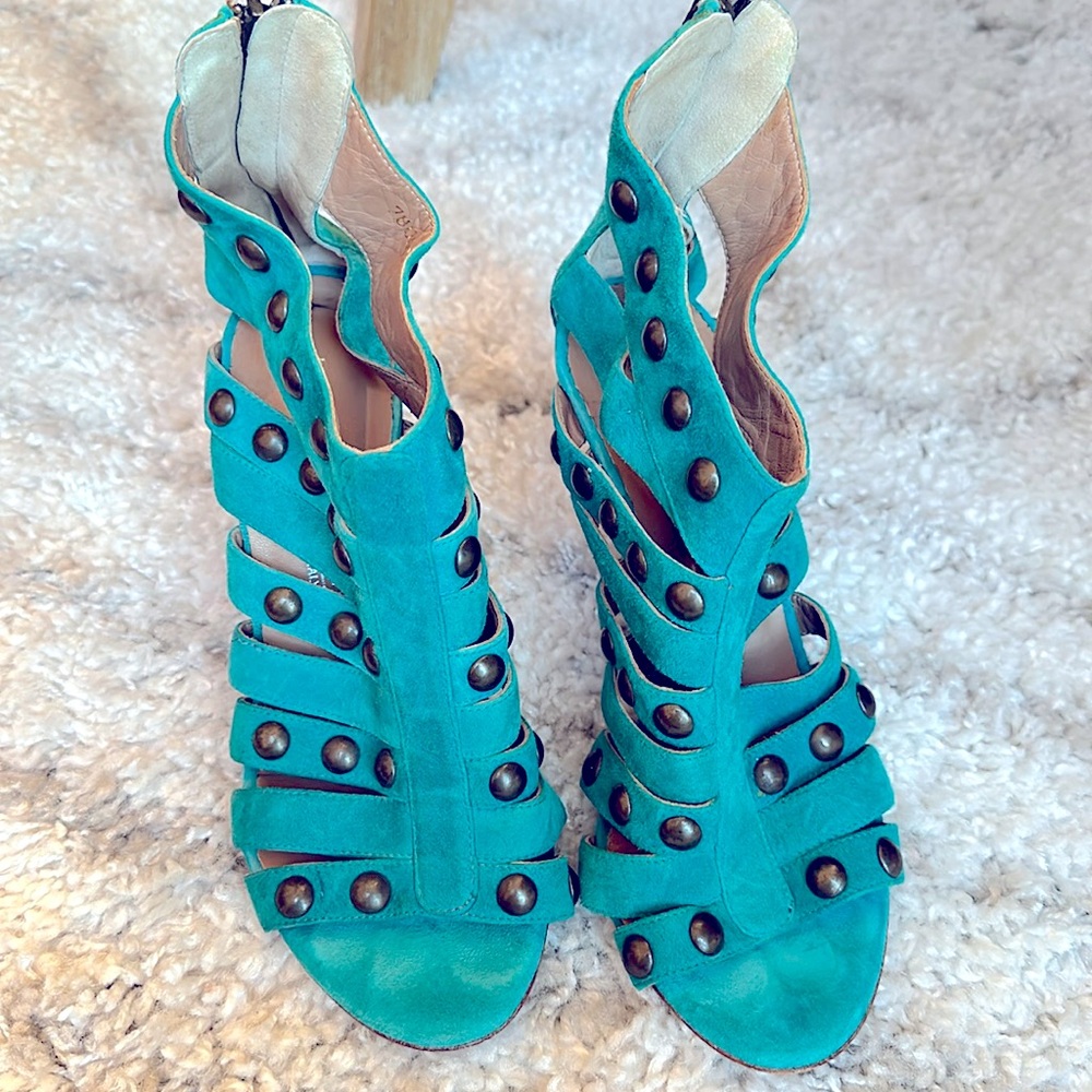 Teal Latitude Femme heals